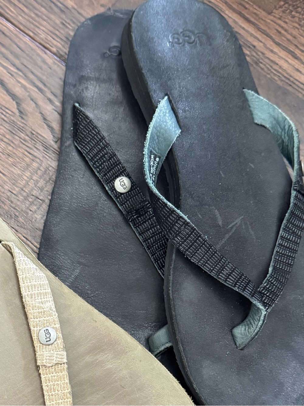 UGG Beige and Black Flip Flop Sandals Duo Size 8 - Picture 7 of 11